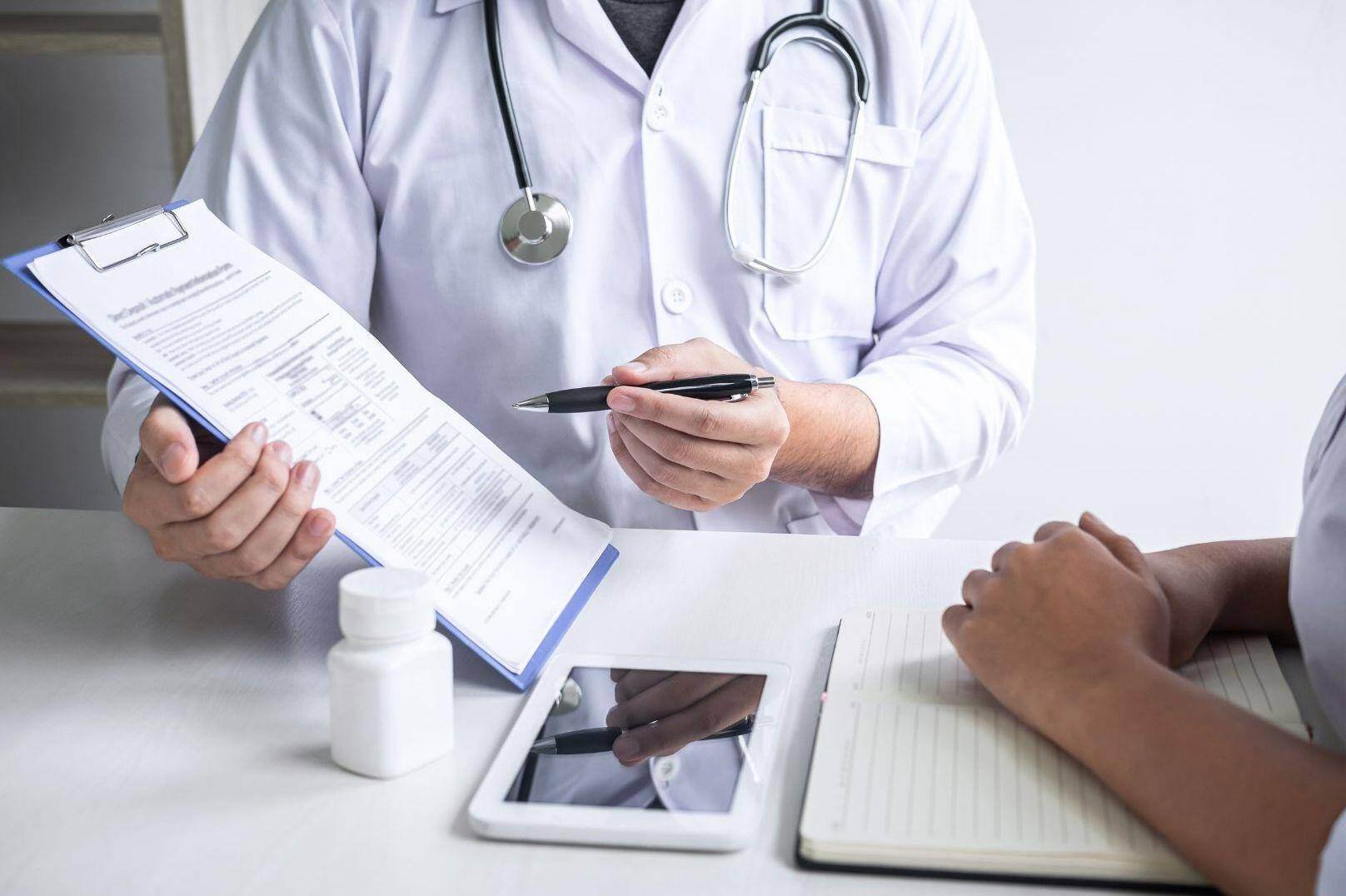 An accident doctor explaining information on a medical chart in Lakewood, Ohio