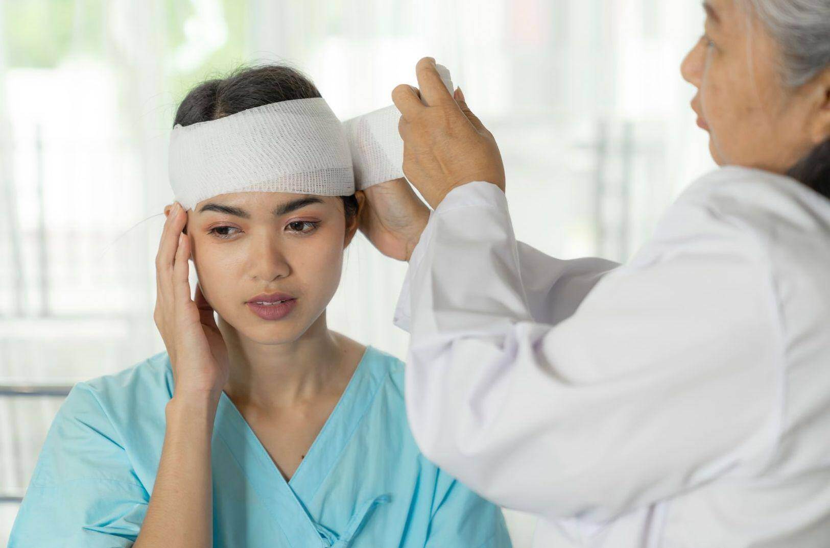 Car accident patient getting medical care from an accident doctor in Austin, Texas