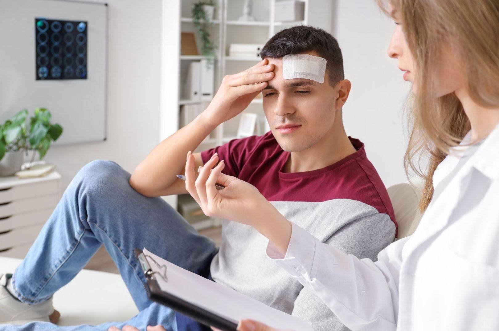 A car accident victim getting medical advice from a car accident doctor in Austin, Texas