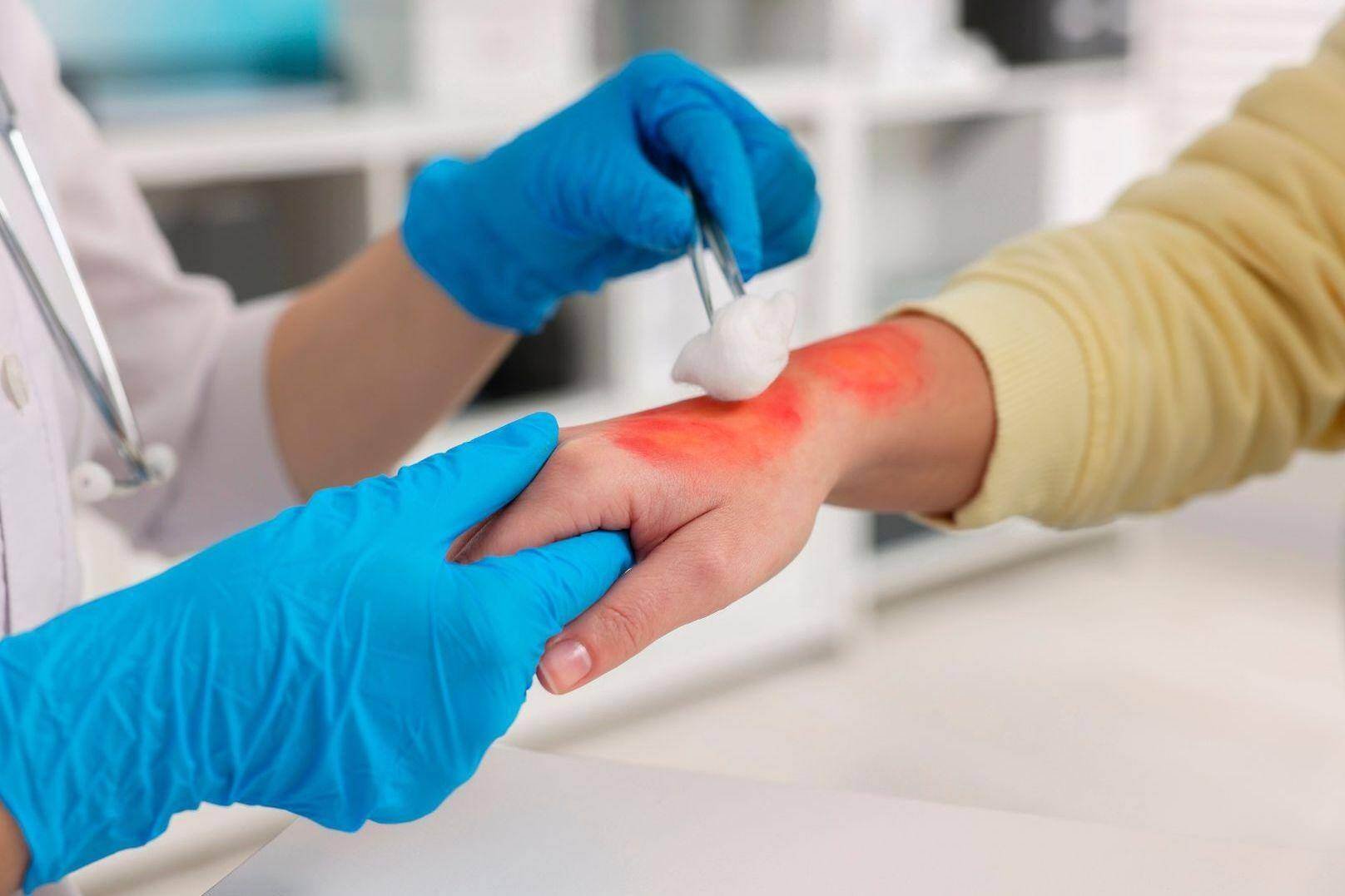 An accident doctor treating an injury from a car accident victim in Brentwood, Tennessee