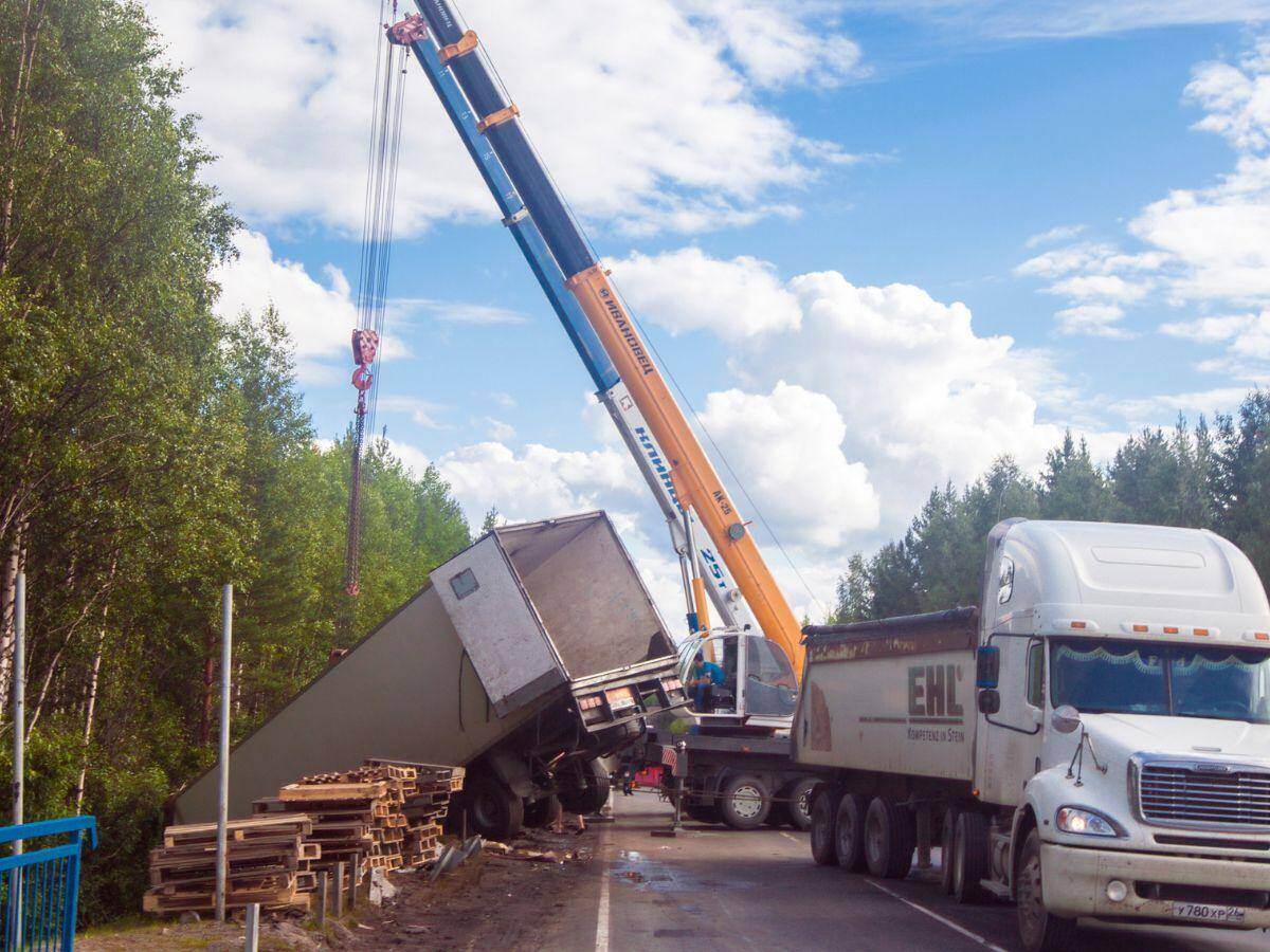 Industrial crane removes truck from site of truck accident in Druid Hills, Georgia