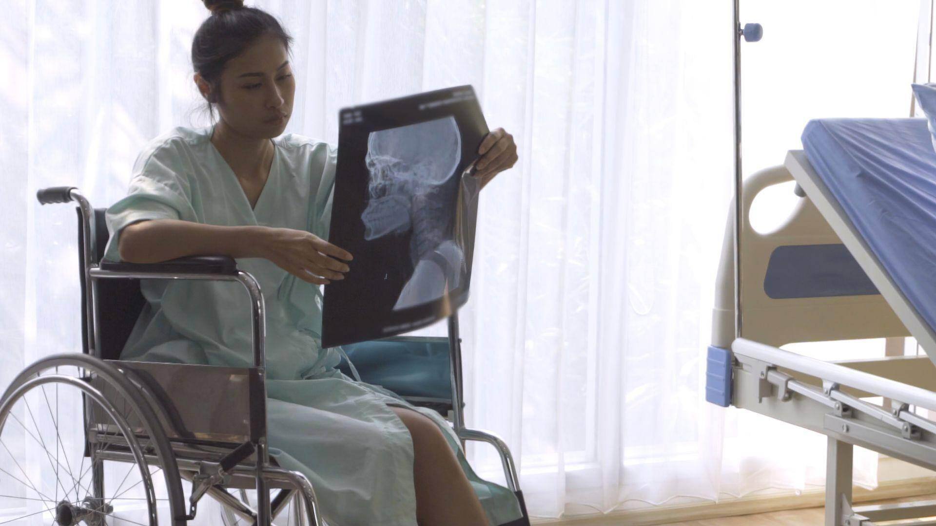 Paralyzed-Car-Accident-Victim-Looking-At-Brain-Scan-in-new-jersey-jersey-city